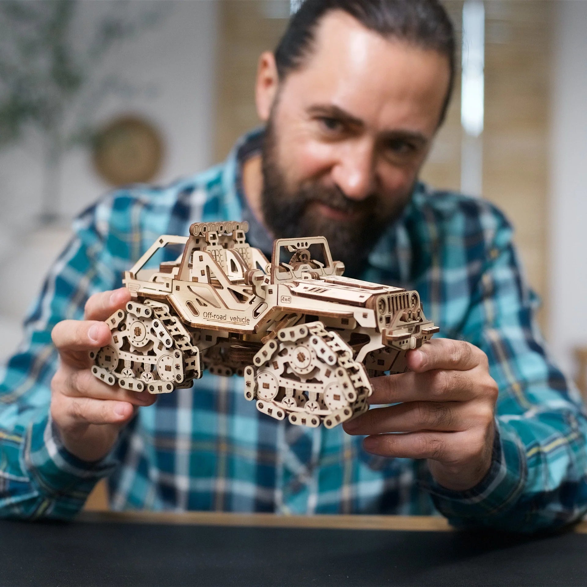 Puzle 3D de madera mecánico UGEARS - Vehiculo  TODO TERRENO Off Road (tracked off-Road)) 🚜
