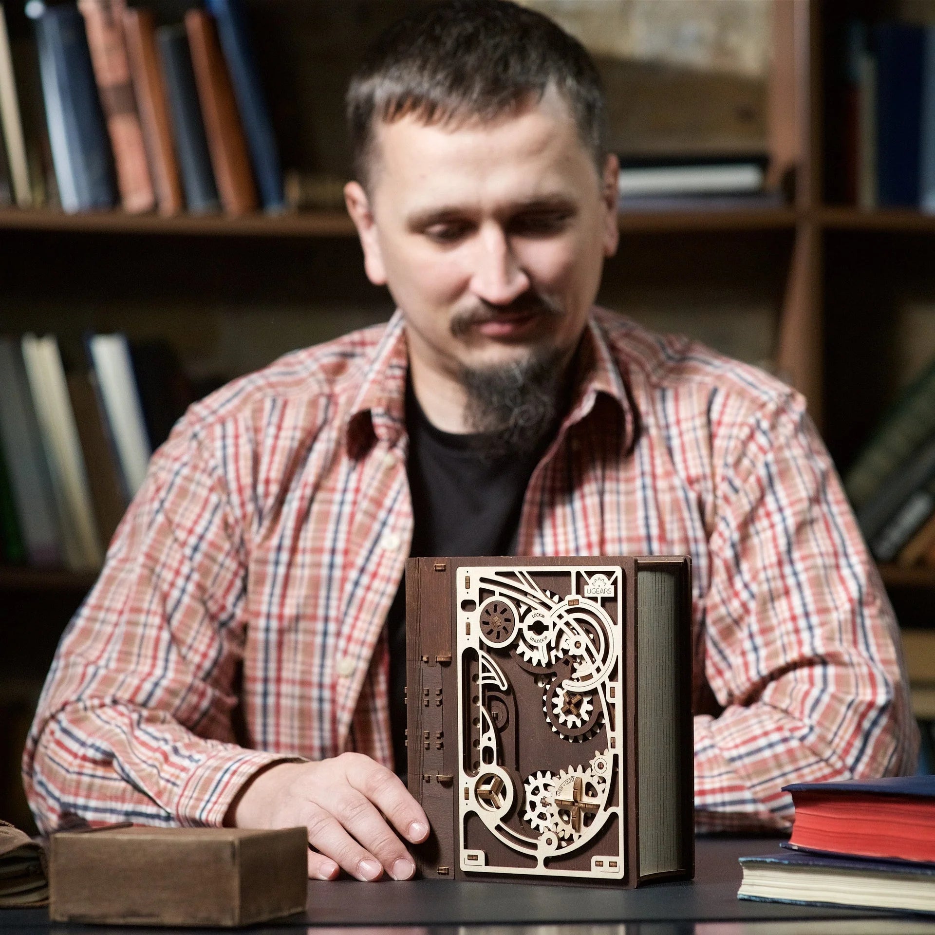 Puzle 3D de madera mecánico UGEARS- Libro de Secretos 📕