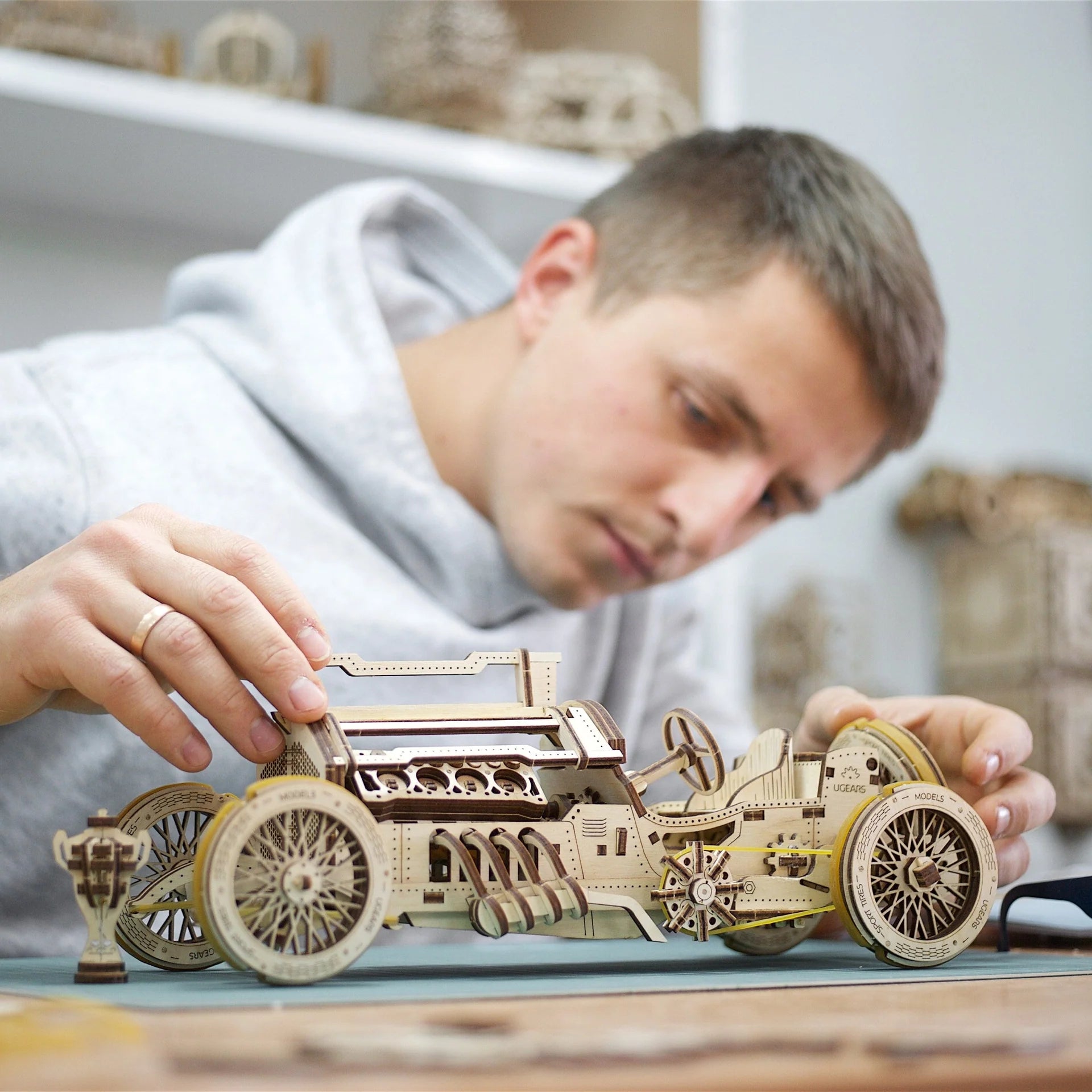 Puzle 3D de madera mecánico UGEARS- Grand Prix Car U-9 🚘