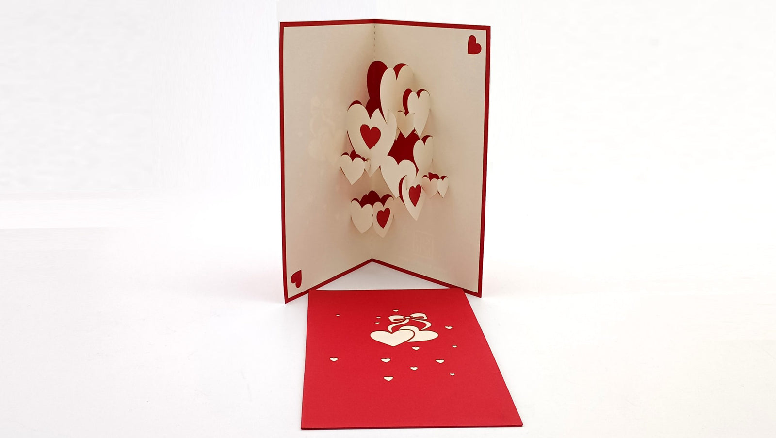 Tarjeta pop-up Kiriarte- Nubes de corazones ♥️☁️