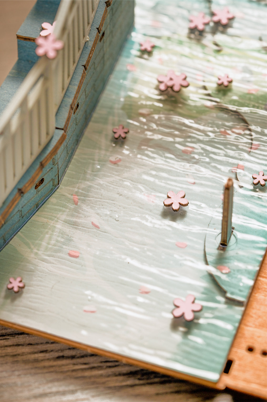 Puzzle 3D miniatura Robotime - Book Nook - Sakura Densya tram TGB01