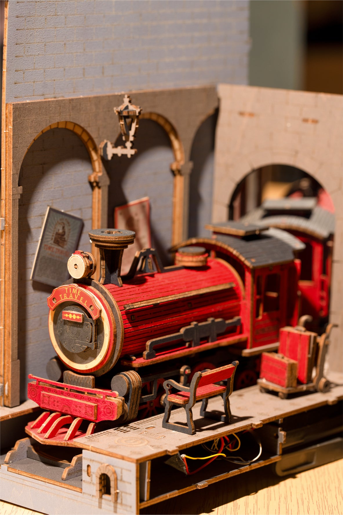 Puzzle 3D Robotime Book Nook_ Time Travel (Locomotora mágica) TGB04